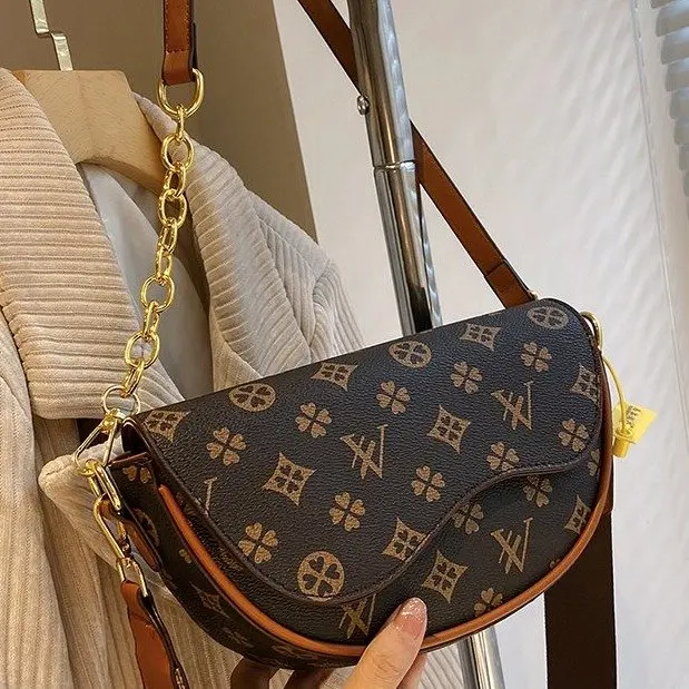 

2026 New Women's Half Moon Saddle Bag, Luxury Shoulder Crossbody Bag, Unique Elegant Purse for Daily Outing Women Handbags