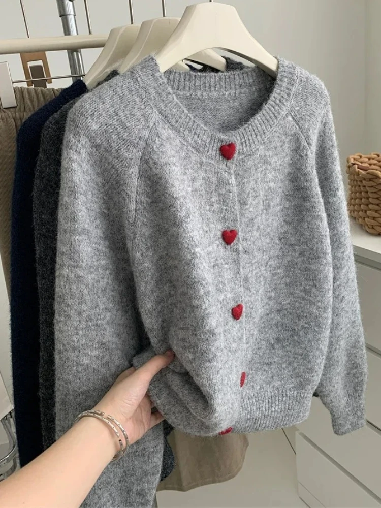 Zjaiss 2026 Strickjacke aus tiefgrauer Wolle für Damen im Herbst und Winter, weicher und klebriger warmer Pullover mit Liebesschnalle und Schulterärmeln
