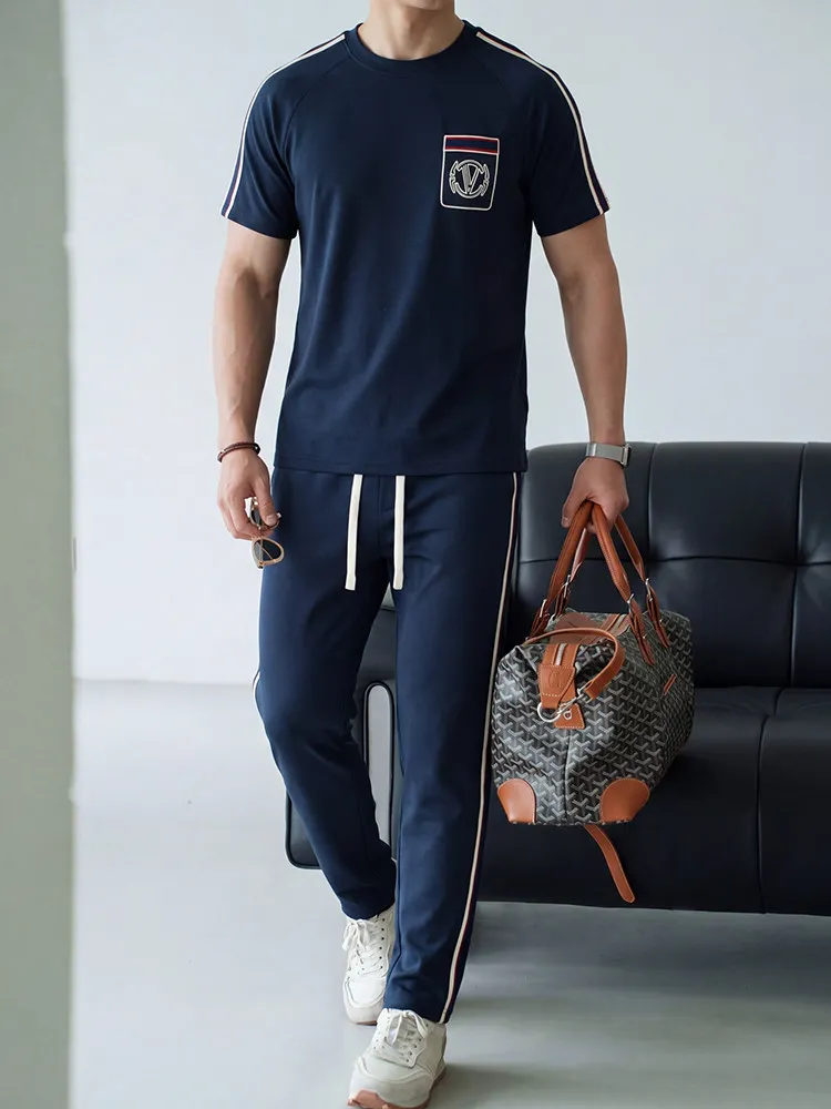 Conjunto Esportivo Casual Luxuoso com Listras Bordadas para Homens, Conjunto de Verão em Modal Respirável, Calças Longas e Ca...