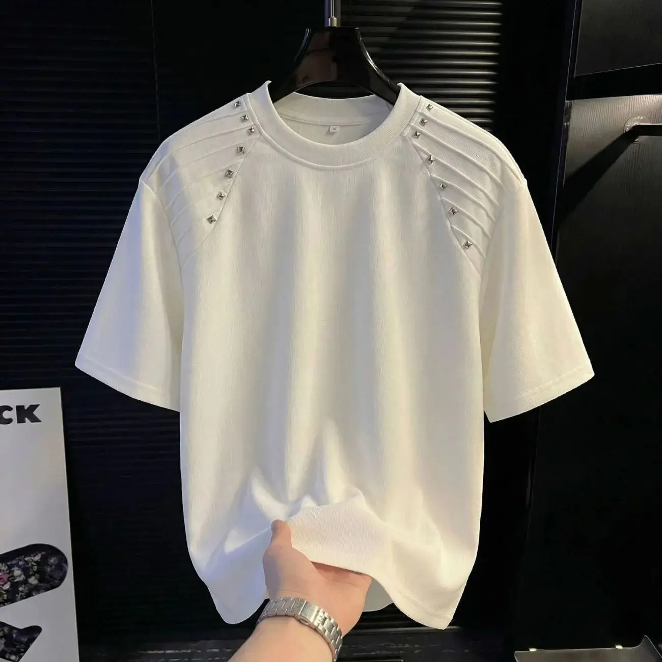 2026 Summer Men Round Neck T Shirt Shoulder Rivet Pleated Splice High End Streetwear Cool Versatile Half Sleeve Casual Tops