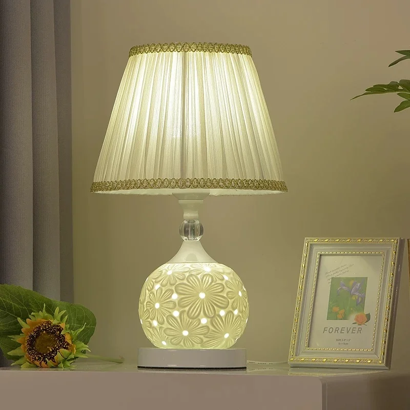 European style pastoral fabric lace creative romantic princess ceramic table lamp, bedroom bedside lamp, small night light