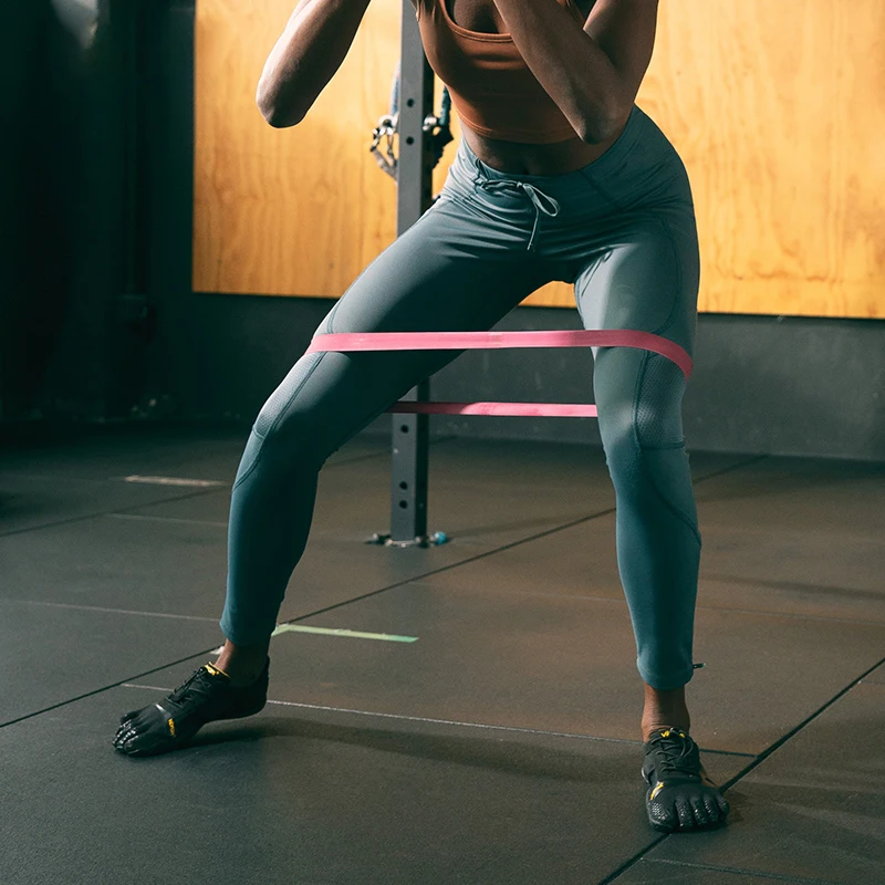 أحذية قرفصاء خفيفة الوزن لليوجا واللياقة البدنية مريحة ومسامية للجنسين ونعل ناعم ومضادة للانزلاق لرفع الأثقال