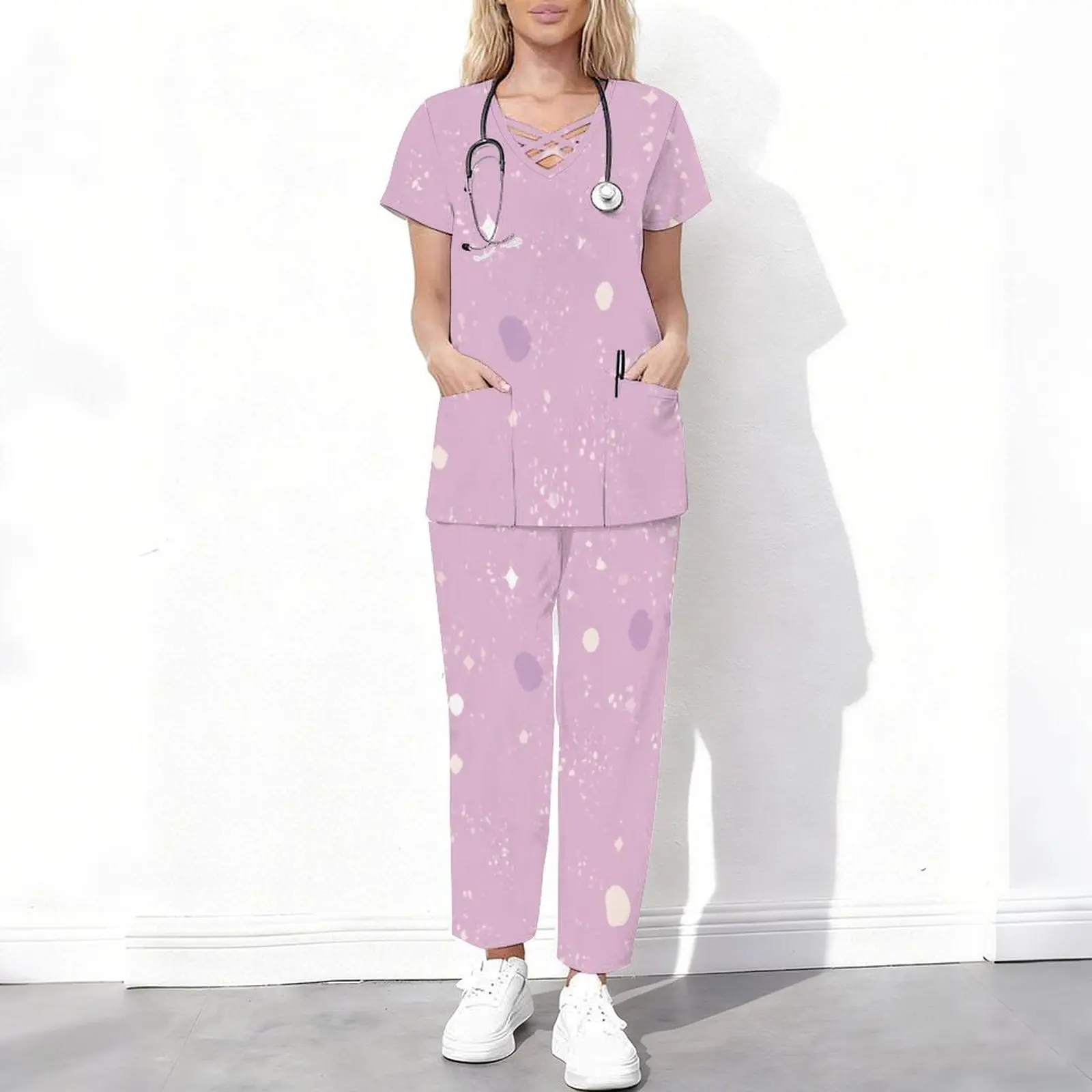 Conjunto de dos piezas para mujer, de color lila claro, con estampado abstracto de lunares y estrellas, manga corta, cuello en V con aberturas, blusa con bolsillos y pantalones largos.