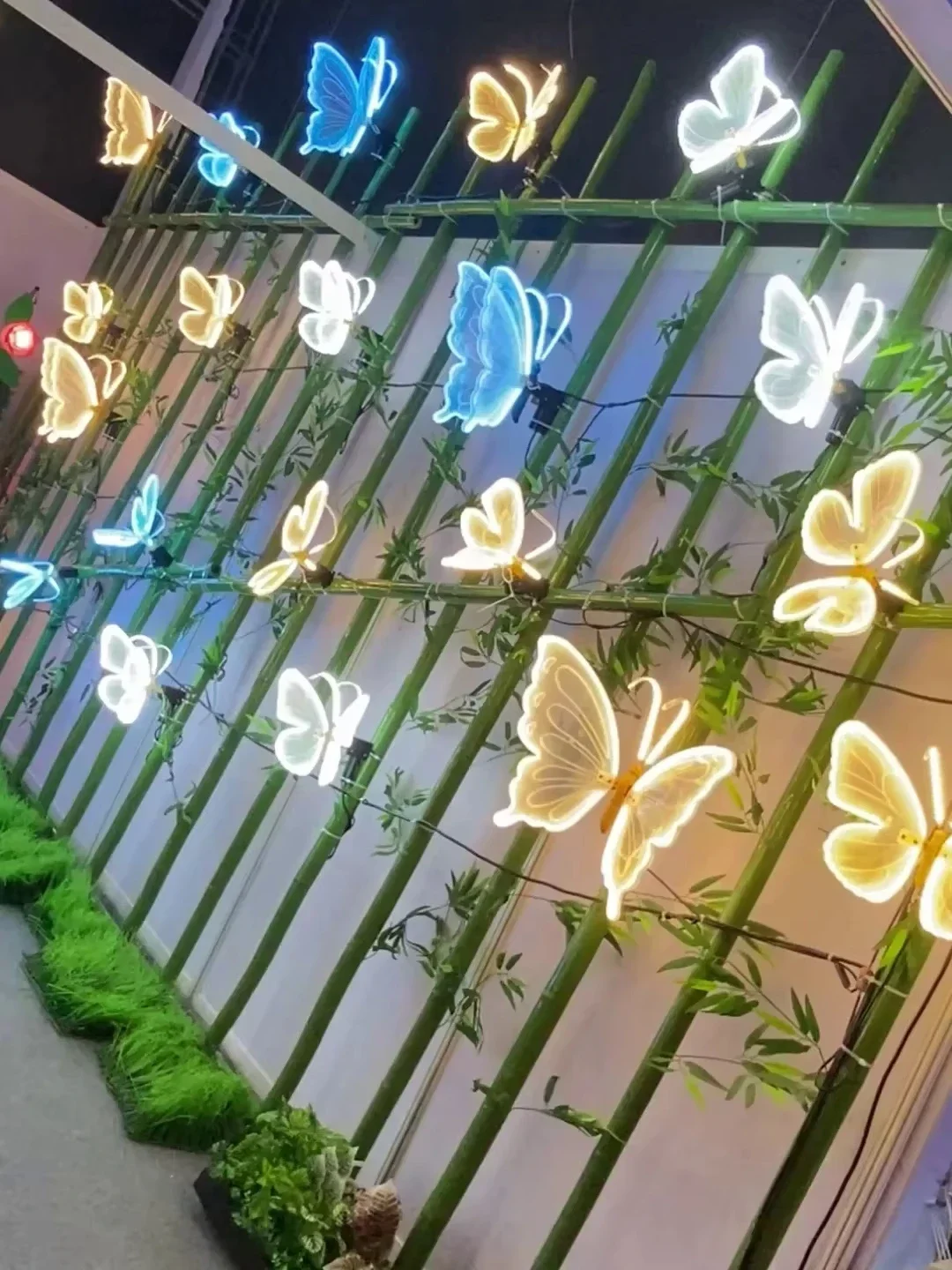 Dynamische Leuchtende Schmetterlings-Lichter Weihnachtsdekoration für Innen und Außen Wandakzente Garten-Ornamente – Detail 7