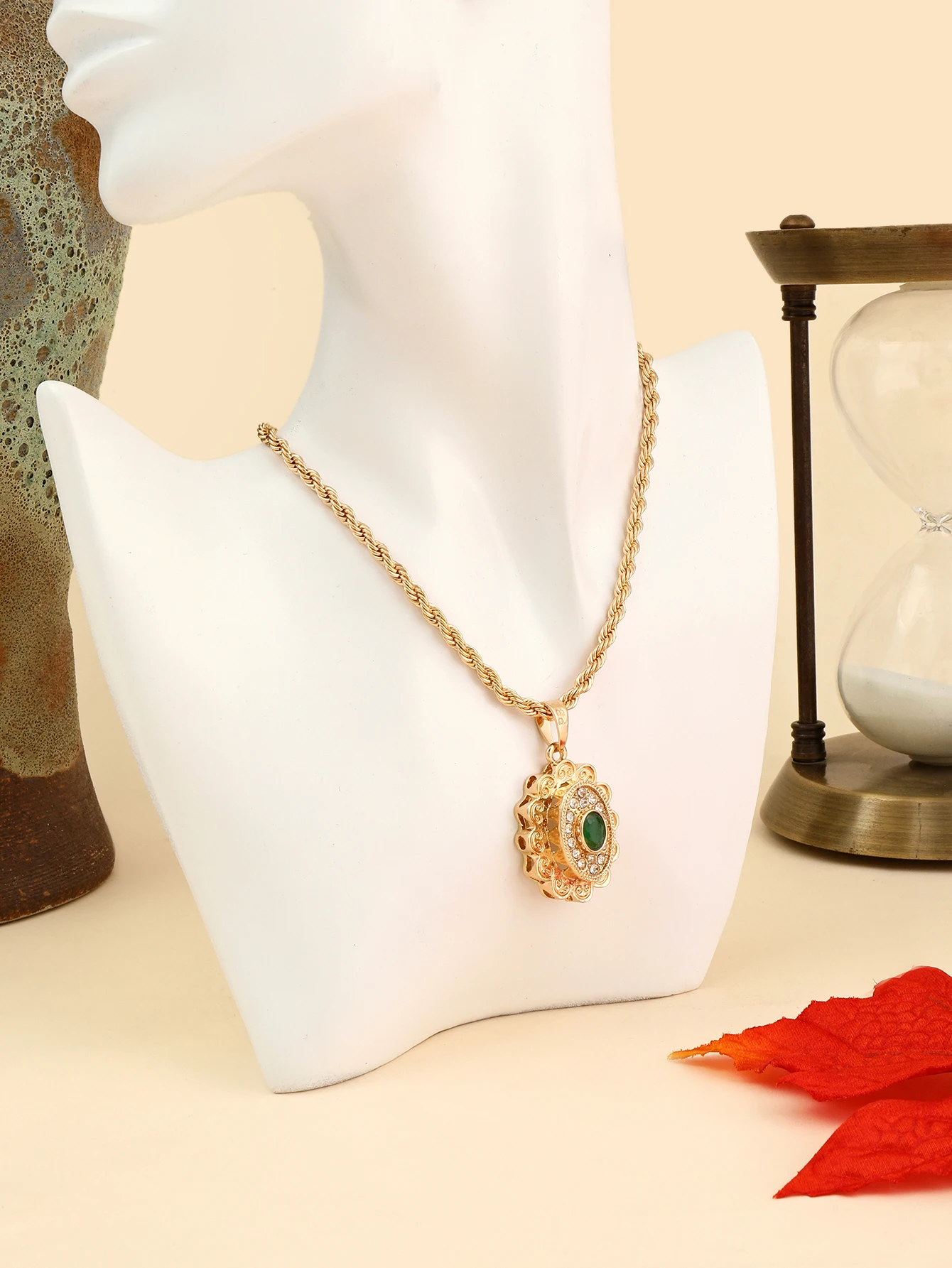 Moroccan Vintage Oval Pendant Necklace Gold Twist Chain Green Rhinestone Inlaid Ethnic Women Wedding Statement Jewelry