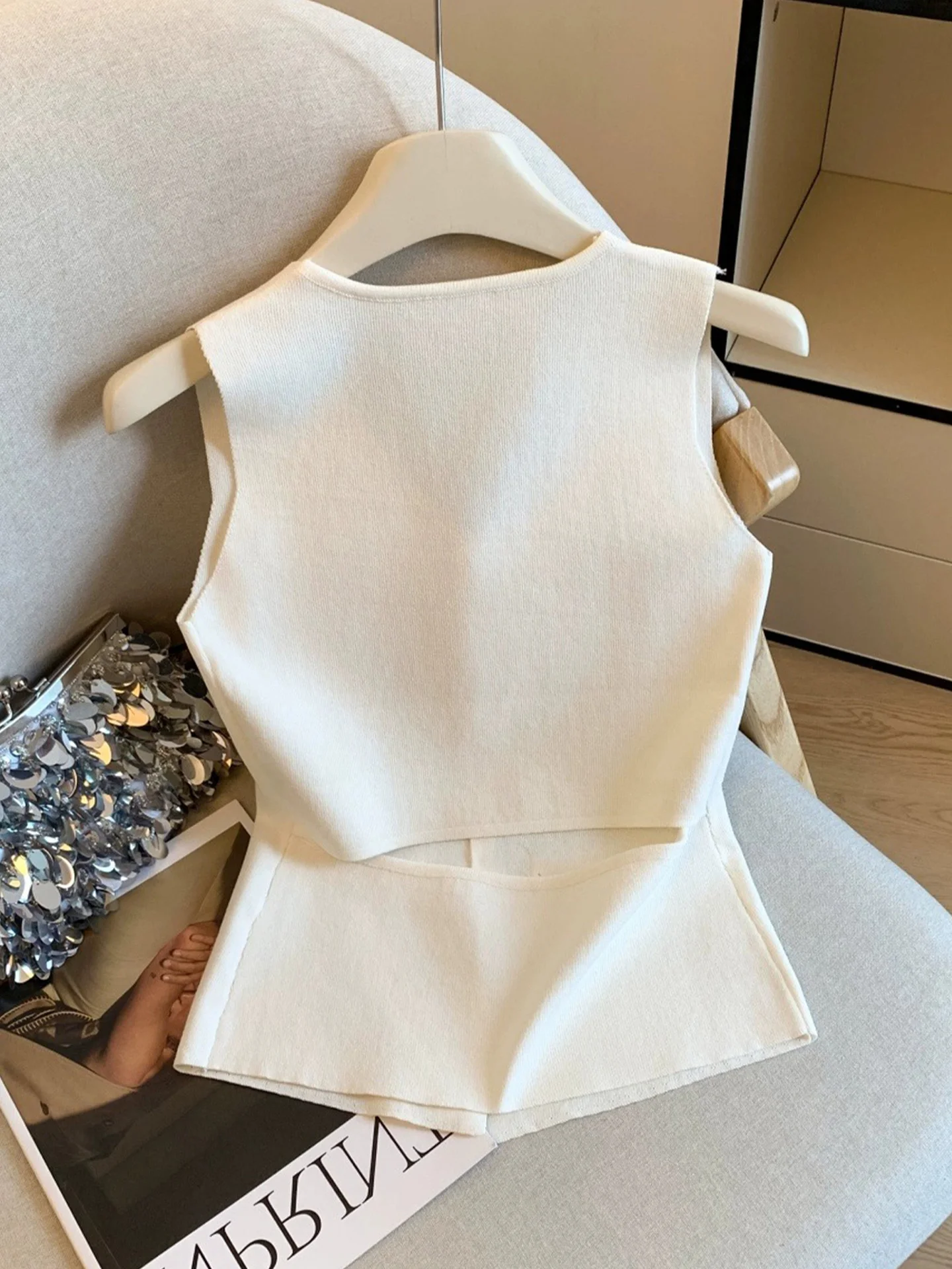 

Summer 2025 V-Ne Knitwear Top Svel Simple Versatile Slimming Korean Sle Regular Fit Button Detail Pure Color