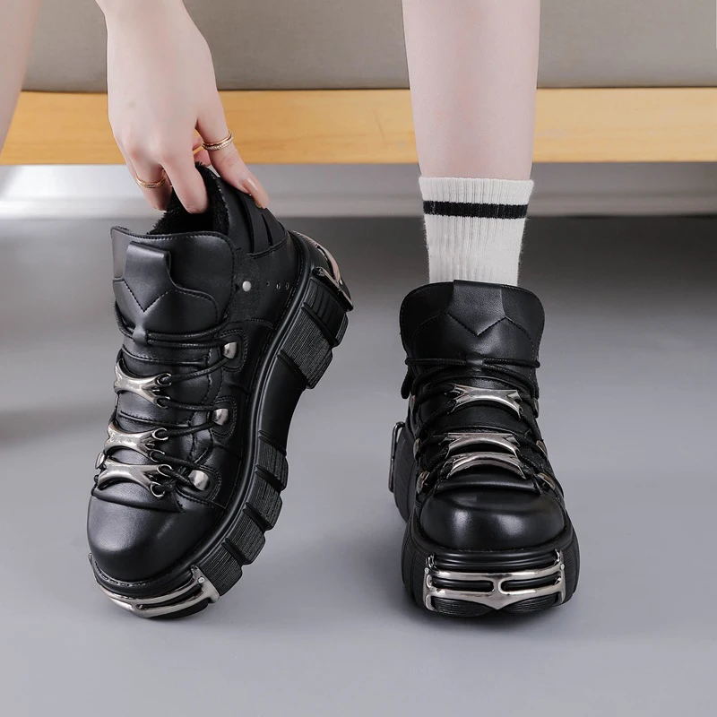 Grote Plus Fluwelen Papa Schoenen voor Vrouwen Nieuwe Dikke Zolen Heavy Metal Punk Trend Mode Schoenen Vrouwen Laarzen Zwart Metalen Decoratie