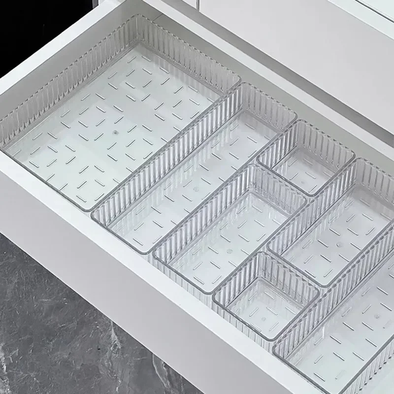 Range-couverts transparents dans un tiroir de cuisine