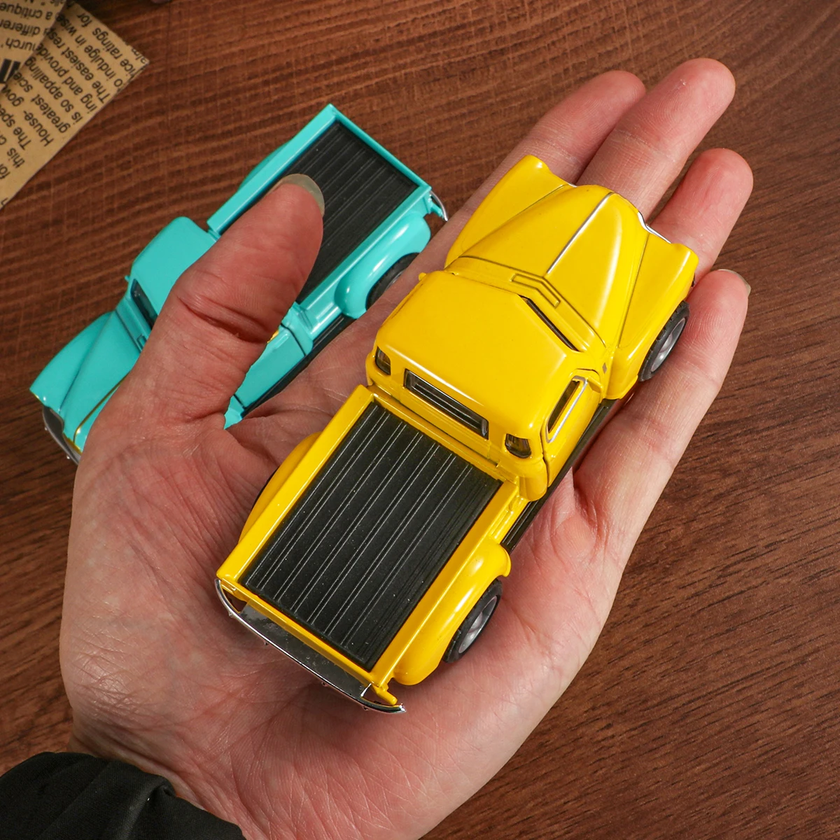 1:43 Classic Vintage Pickup Truck Model Pull-Back Toy Car with Opening Doors, Realistic Detail Design, Collectible, Classic Car