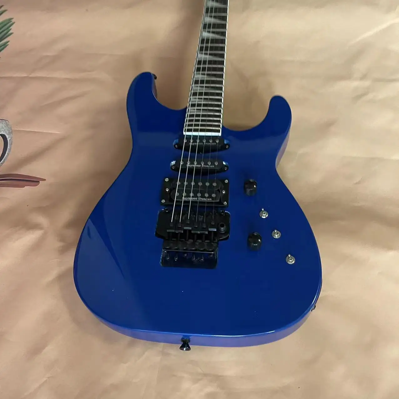 6 string electric guitar in stock, dark blue body, black accessories, factory real pictures, can be shipped upon order, free hom