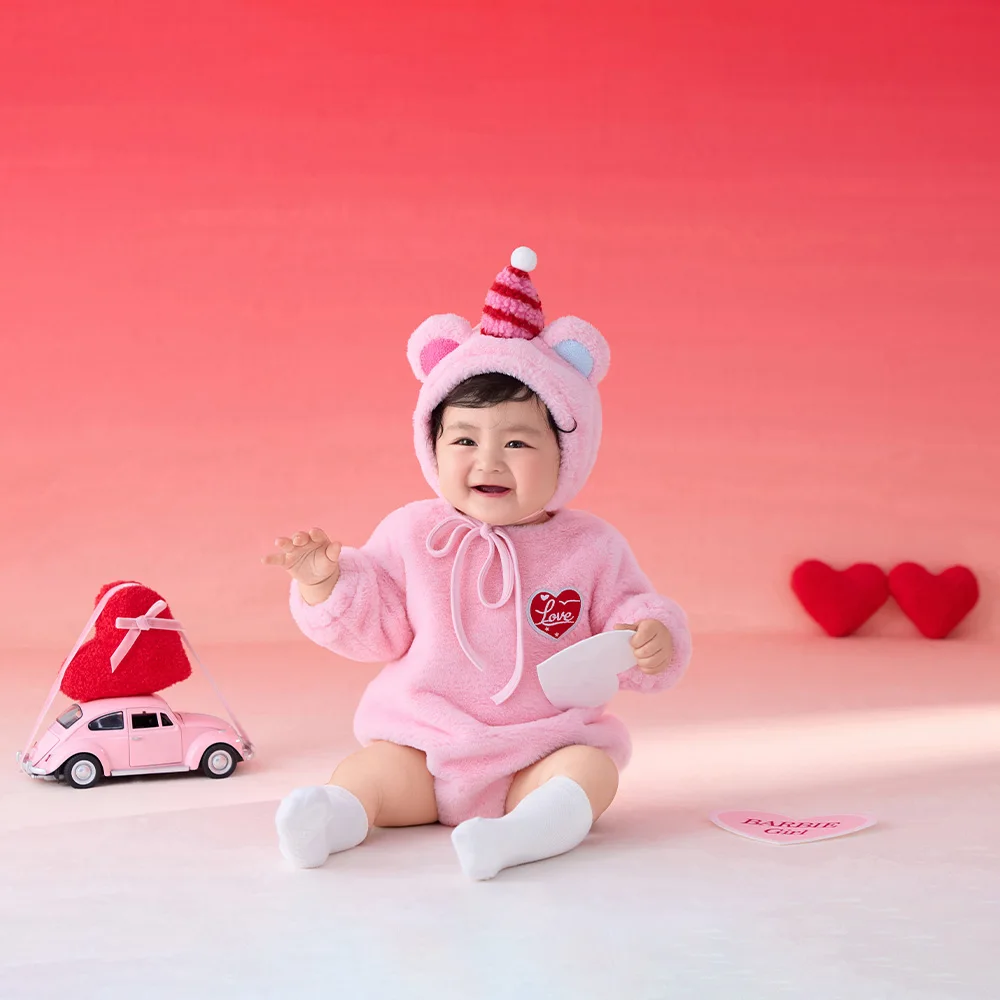 

Romantic Theme 100 Day Baby Photography Props Adorable Fleece Pink Romper with Bear Ears Hat Set Mini Car&heart Decor for Studio