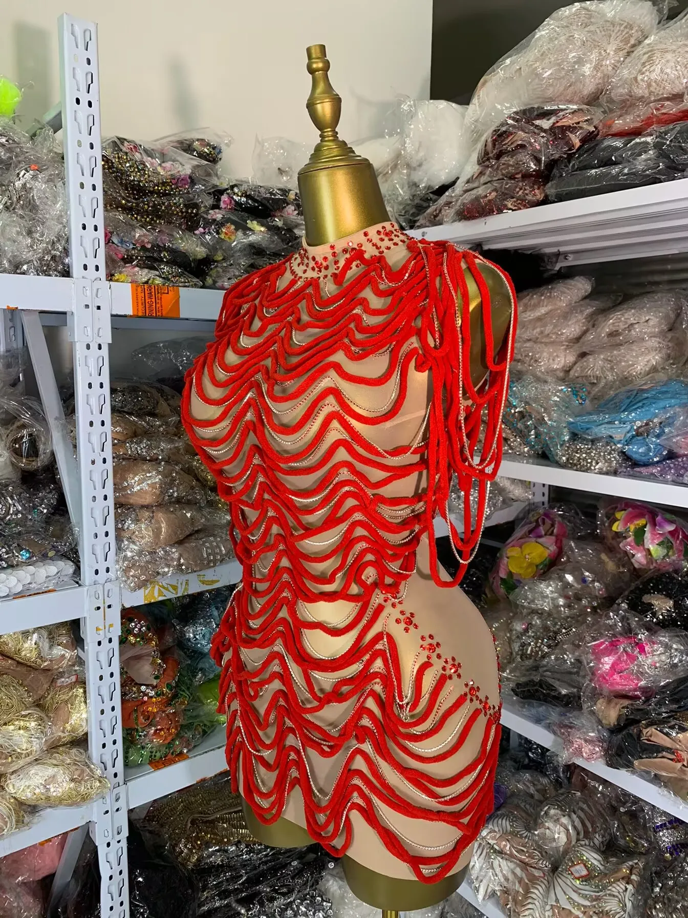 Costumi di scena di design di lusso da donna Cinturino in peluche Perline Nappa Maglia aderente Mini abito Occasioni speciali Abito da festival musicale