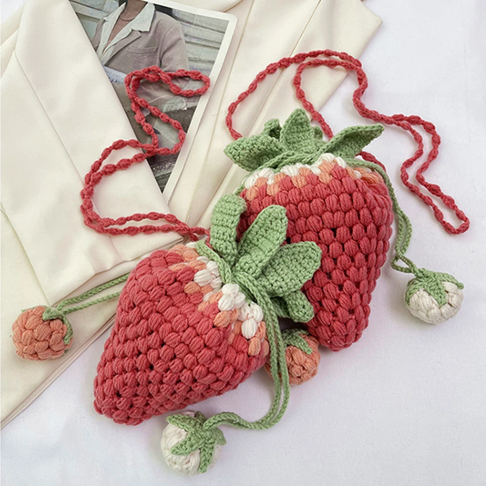 

Новинка 2025, сумка через плечо из клубничной шерсти ручной работы, новая модная и свежая сумка через плечо, милый кошелек с лямкой на бретельках с героями мультфильмов