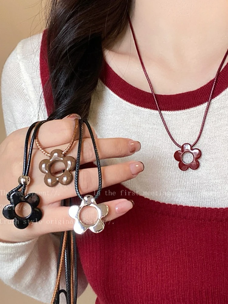 New Korean Version Simple Flower Pendant Long Rope Necklace Women Niche Fashion Adjustable Sweater Chain Jewelry Accessories