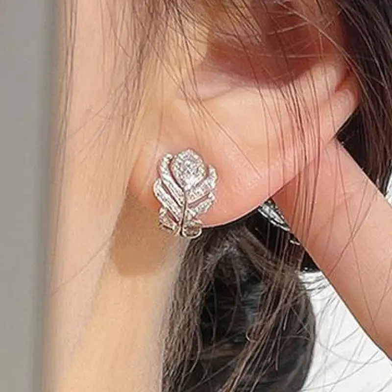 Huitan Sanfte Feder-Creolen für Damen mit Brillanten Zirkonia-Steinen, Charmantes Hochzeits- und Party-Accessoire, Frischer Schmuck