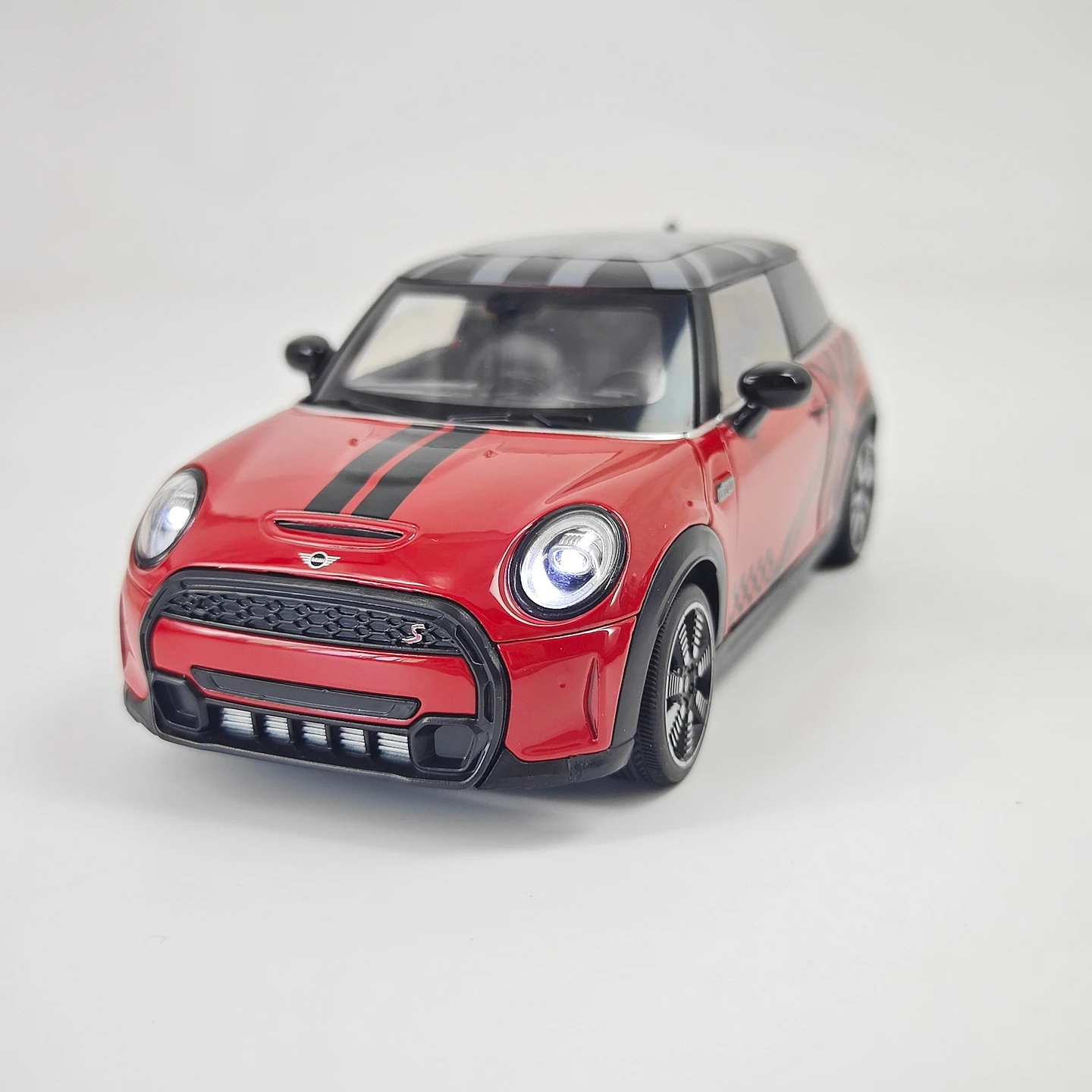 1:24 simulation BMW mini Cooper S alloy car model, doors and engine hood, trunk can be opened suitable for collection