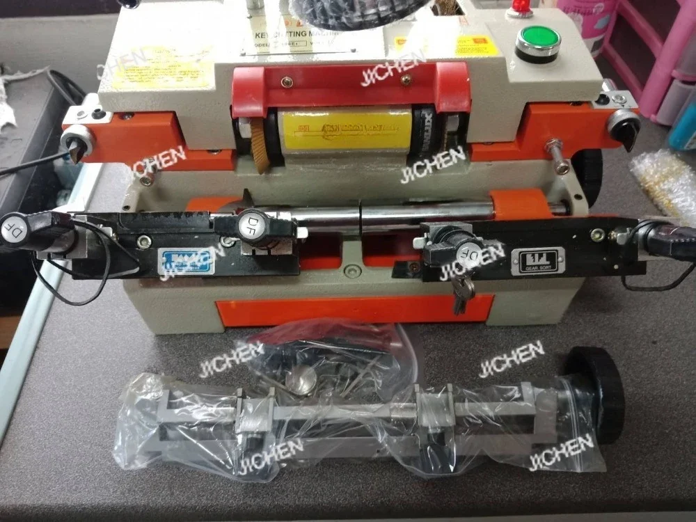 

Многофункциональный станок для нарезки и дублирования ключей 220В/50Гц для слесарей 2025 НОВИНКА