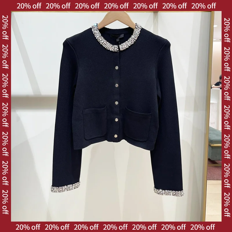 سترة صوفية نسائية سوداء بأكمام طويلة وياقة مستديرة مع زخرفة ماسية، موديل M لشتاء 2024، كارديجان أنيق بقصة مستقيمة