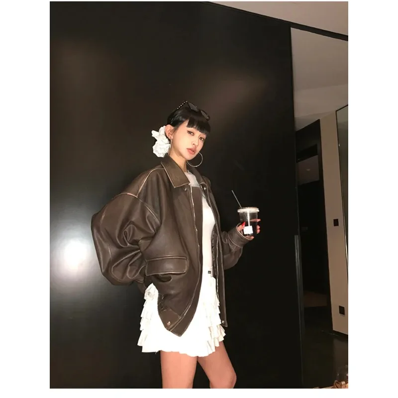 春秋のクールでハンサムなレトロなオーバーサイズのダメージ加工ブラウンソフトフェイクレザージャケット女性用ジッパーランウェイファッション