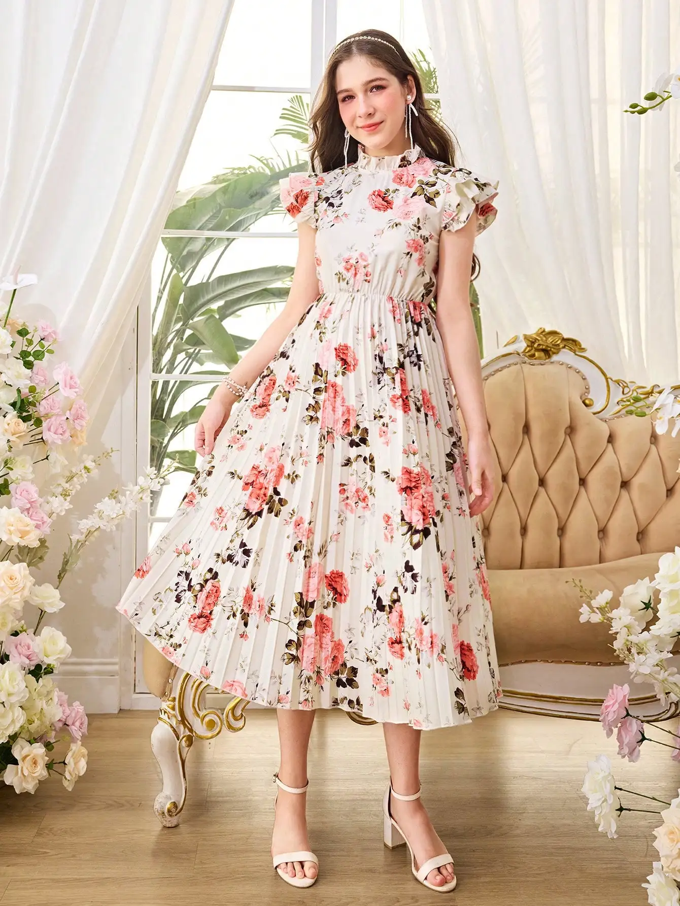 

Платье миди А-силуэта с цветочным принтом, рюшами на воротнике, короткими рукавами и плиссировкой