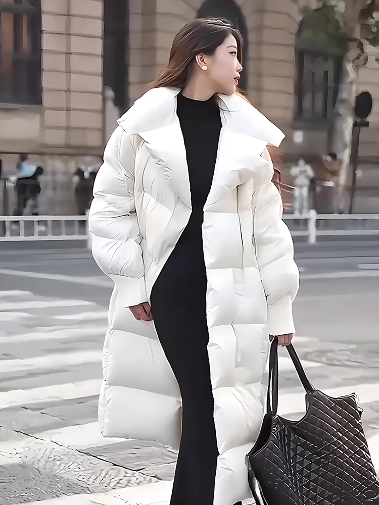 Modna, uniwersalna, ocieplana kurtka puchowa z dużym kołnierzem, biała, damska, idealna do dojazdów do pracy, trend 2024.