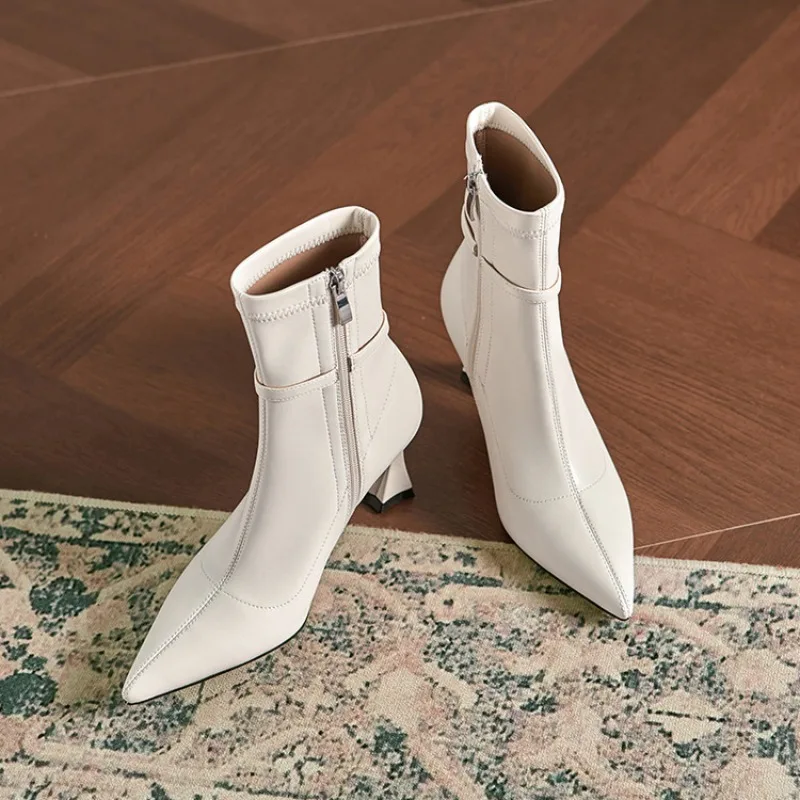 أنيقة حذاء من الجلد للنساء جديد 2025 شتاء الخريف أسود أبيض قصير التمهيد رقيقة الكعوب أحذية الحفلات سيدة