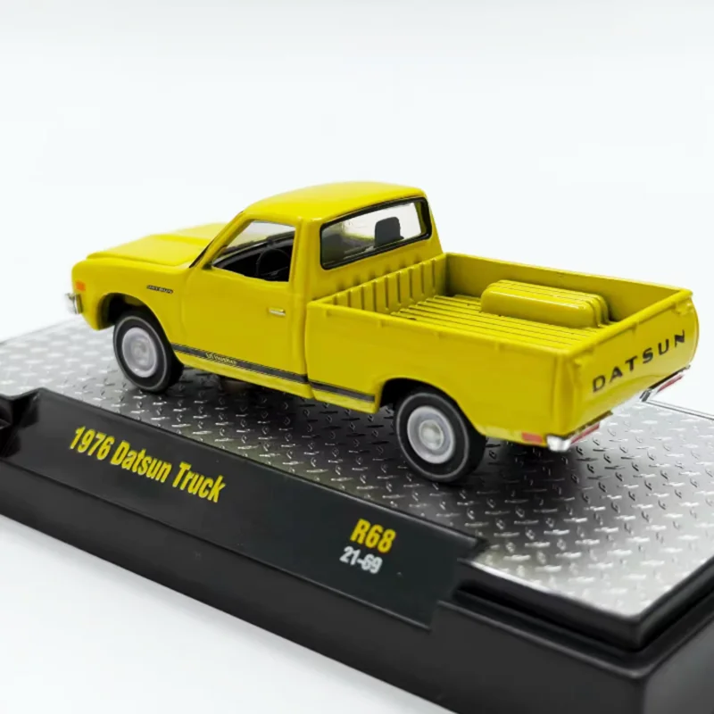 Diecast Alloy 1:64 Scale Datsun 1976 Pickup Truck Cars Model Green Adult Toys Classics Souvenir Collection Gifts Static Display