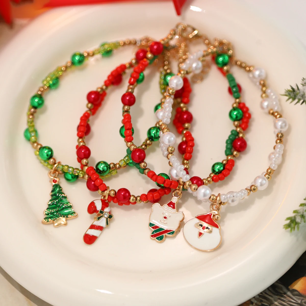 4-Piece New Hand-Woven Bracelet Set with Santa Claus, Christmas Tree, Walking Stick & Teddy Bear Designs(color random)
