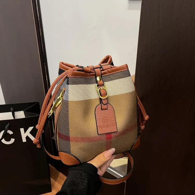 

2026 New Popular Pump Belt Bucket Bag Temperament Versatile Premium Shoulder Bag Daily Commuting Large Capacity Messenger Bag
