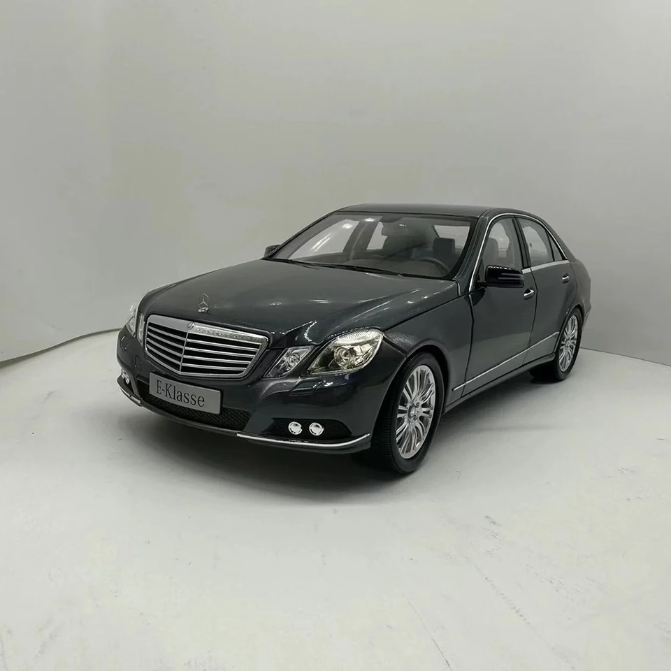Die-cast 1:18 Scale Benz E300 W212 Luxury Sedan Simulation Alloy