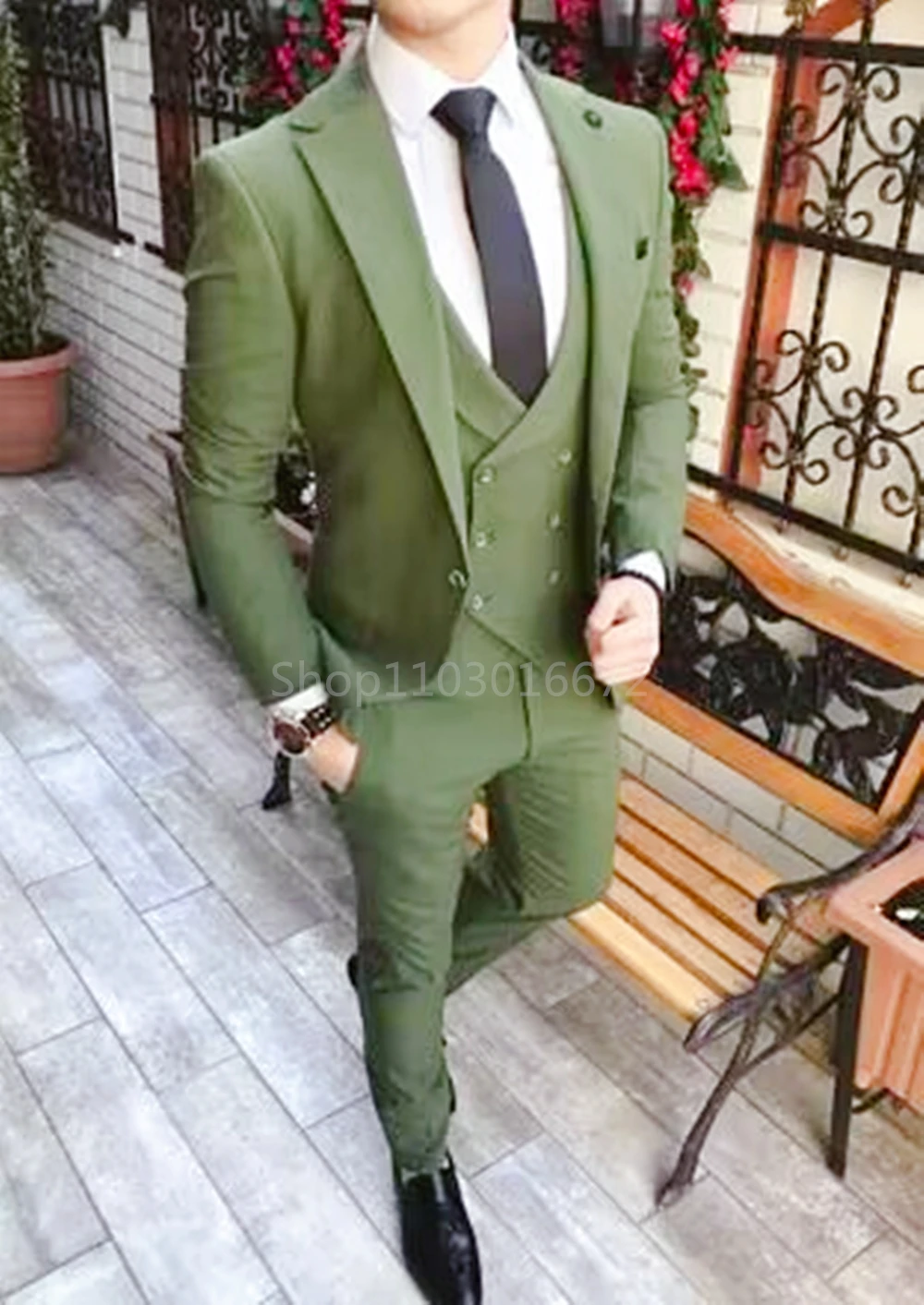 

Новый мужской деловой/свадебный костюм-тройка: пиджак с острыми лацканами, жилет и брюки.