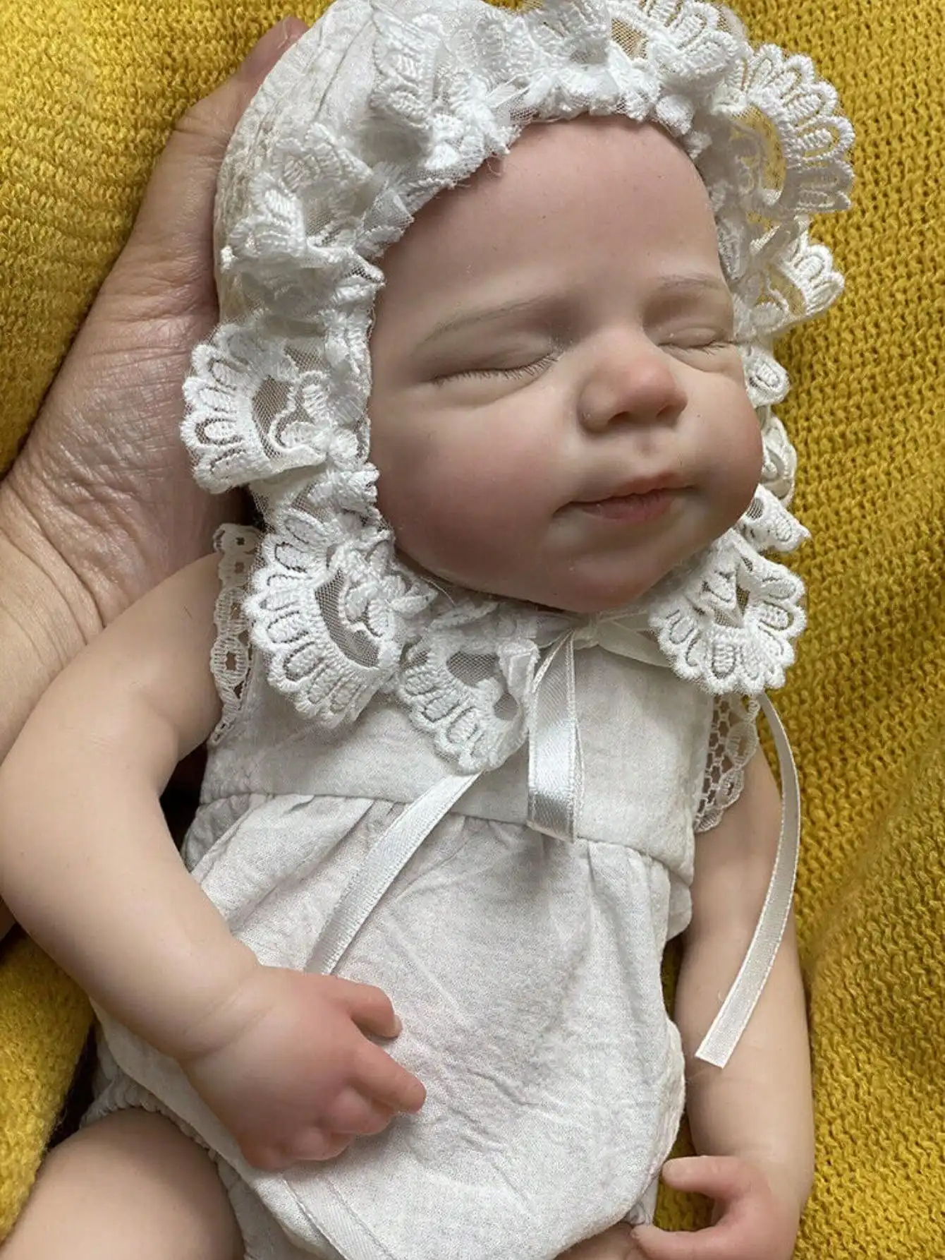 Saskia 33 cm großes weiches, festes Silikon-Neugeborenes Mädchen mit sichtbaren Adern und 3D-bemalten Details. Zu öffnender Mund, zwei Outfit-Optionen