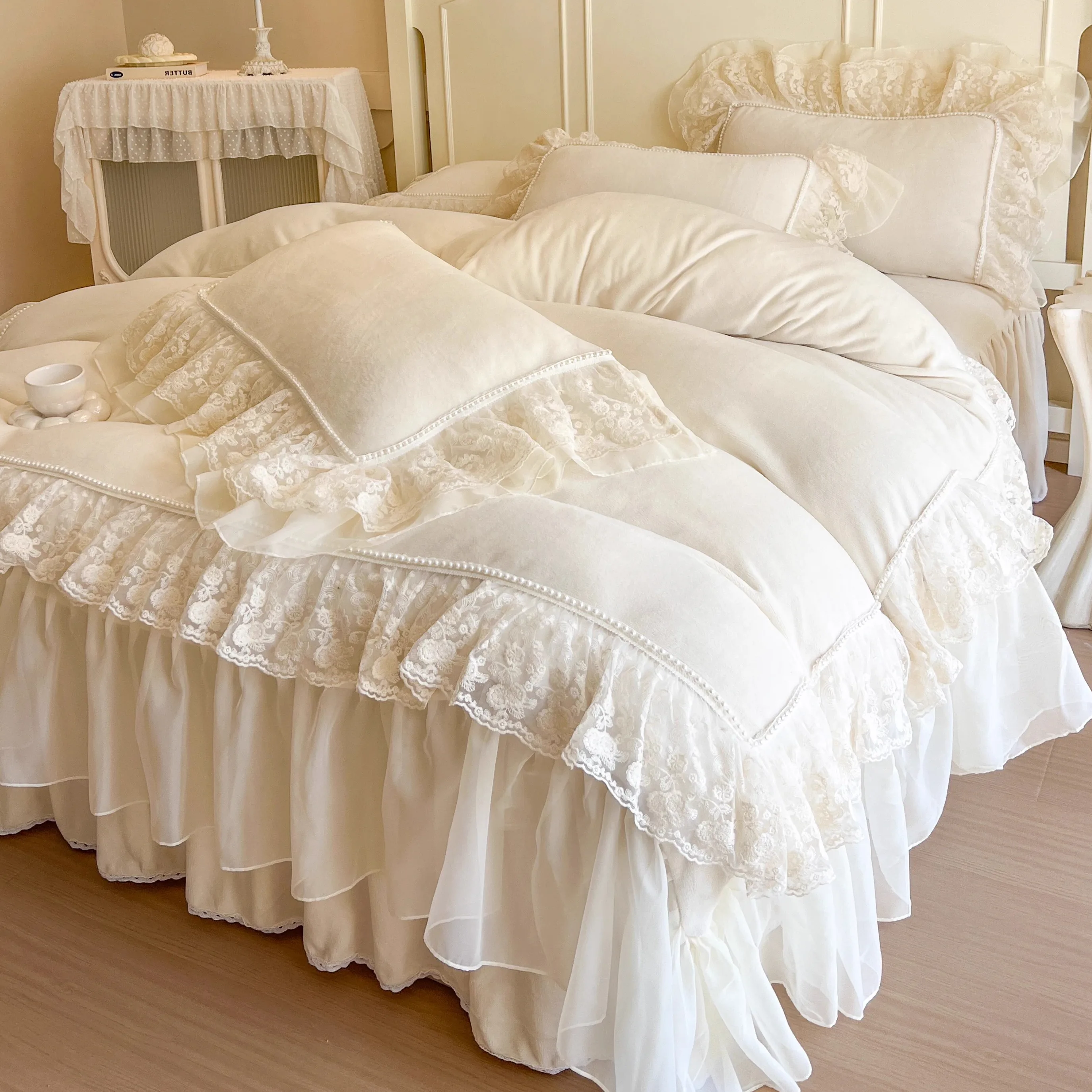 High-end Elegant Winter Milk Fleece 4-Piece Bedding Set with Delicate Lace Trim,French Princess Ultra-Soft Warm Duvet Cover Sets