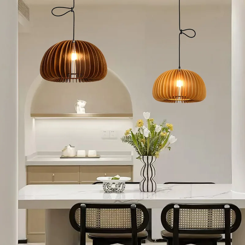 ثريا بذراع هزازة قابلة للاستبدال في مطعم عتيق من الخشب الصلب بطيف كامل