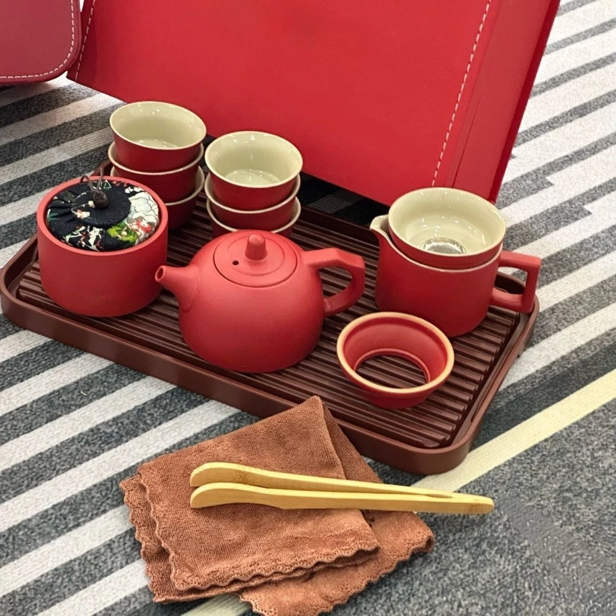 

12-piece kung fu tea set, leaders, send elders,friends, family and other travel portable