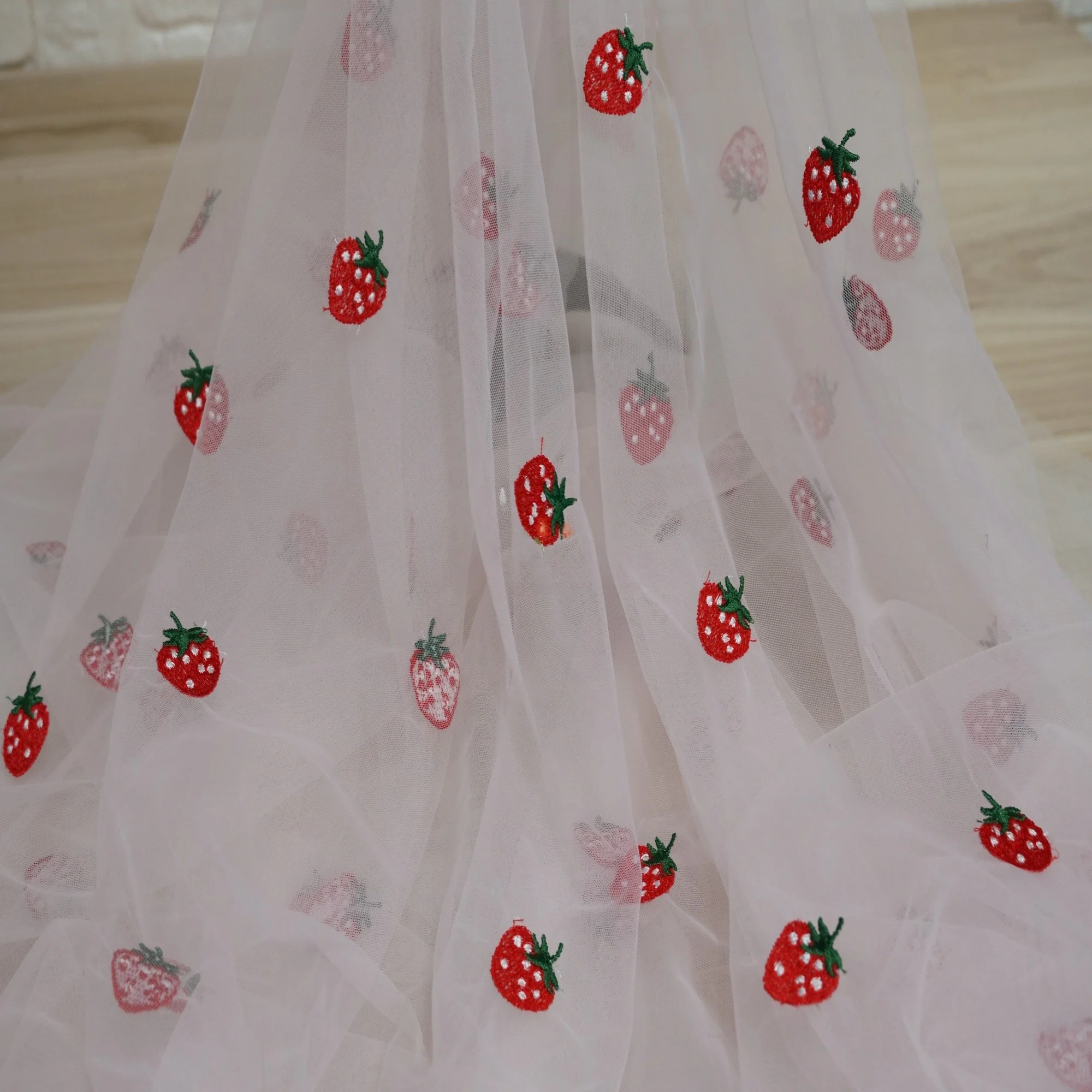 1 Meter Erdbeer-Stickerei Netz – Embroidery Net Fabric Bewertung und Preis