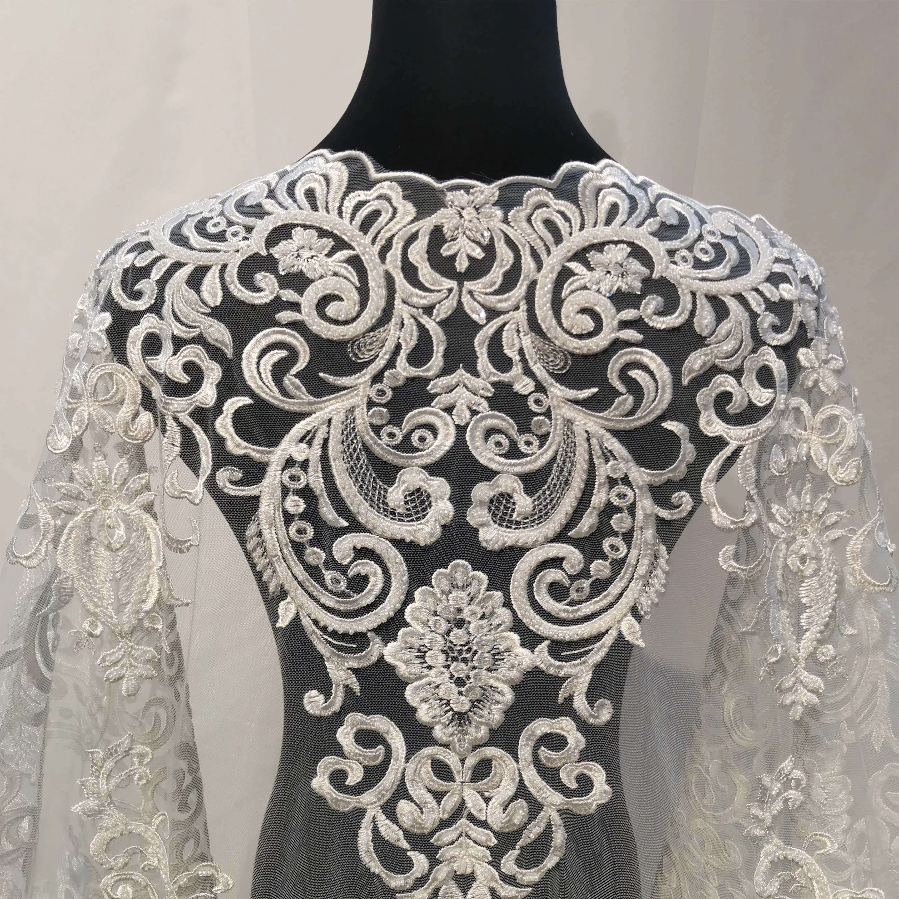 Branco diy artesanato suprimentos material pesado tecido de renda frisada à mão com motivo central intrincado bordado completo para vestido de noiva