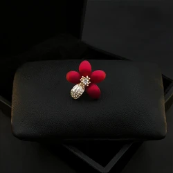 Red Small Flower Brooch Luxury High-End Mini Collar Pin Suit Neckline Corsage Accessories Women Rhinestone Jewelry Gift Pin 1262