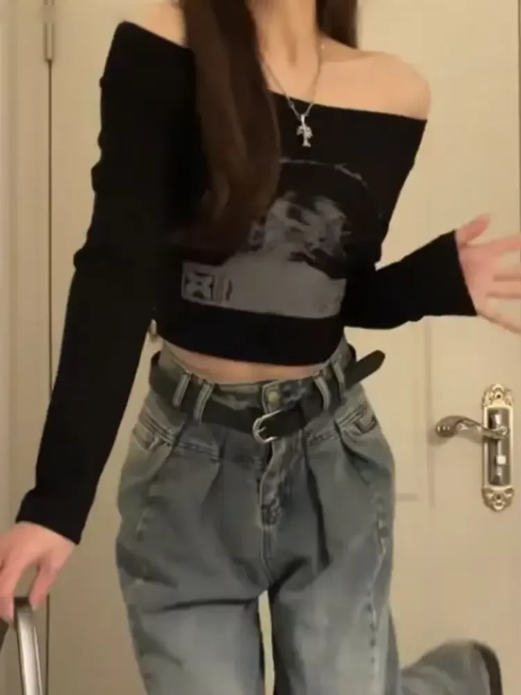 تيشيرتات نسائية سوداء برقبة مائلة وأكمام طويلة مطبوعة تي شيرت 2025 Ropa Mujer Harajuku ملابس علوية مثيرة كورية غير رسمية Y2k تي شيرت