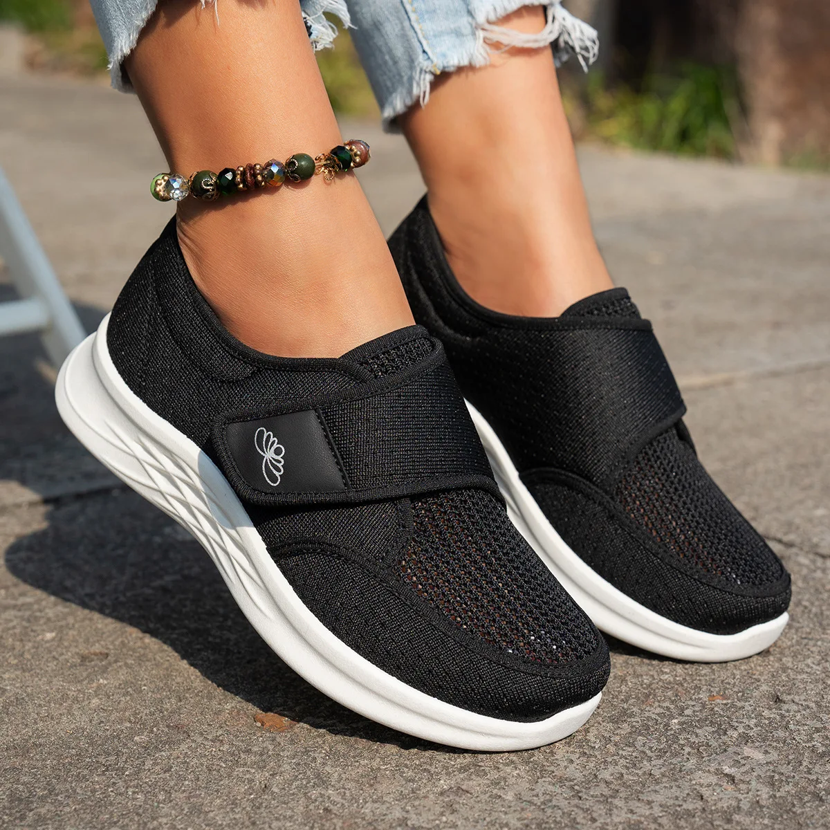 

Women's shoes: Spring breathable and comfortable soft-soled casual shoes, one-piece sneakers for exercise and running.