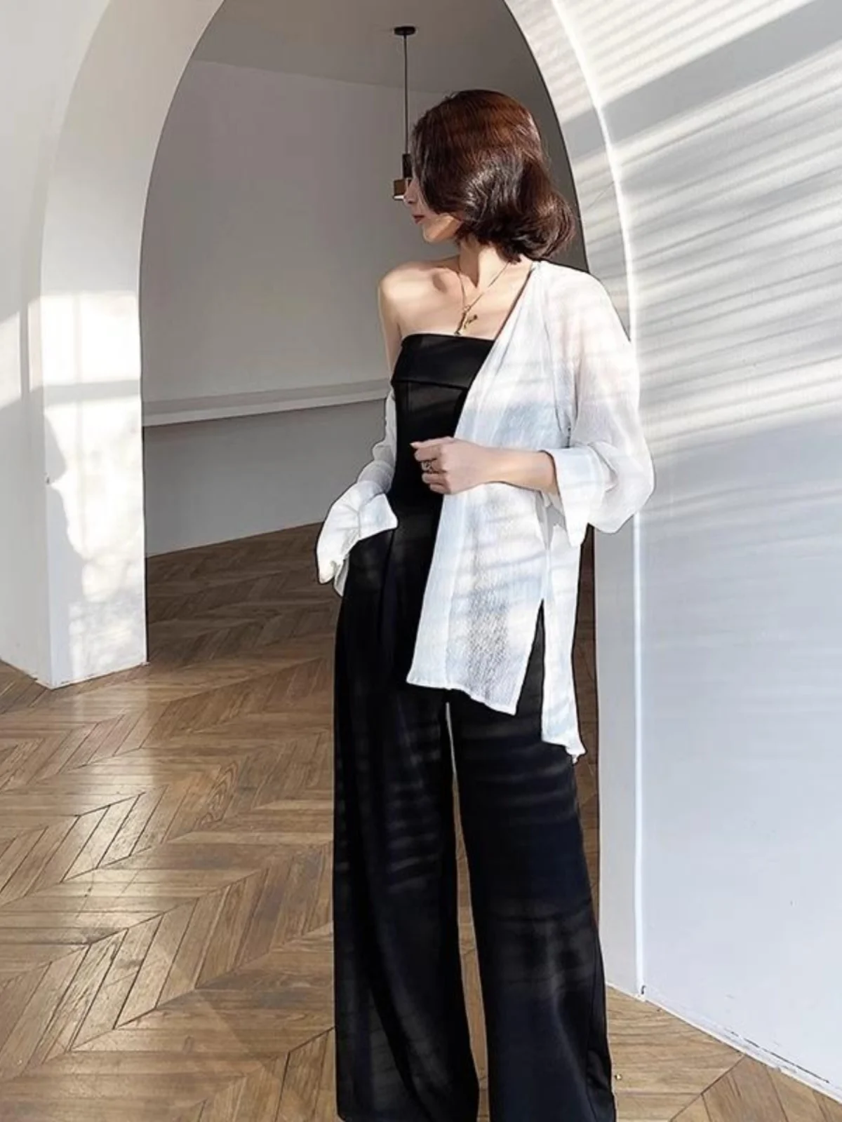 Letni, cienki kombinezon damski z wysokim stanem, wyszczuplający, zwiewny, z jednym ramiączkiem, z szerokimi nogawkami, elegancki, do pracy, z wysokim stanem, długość 7/8.