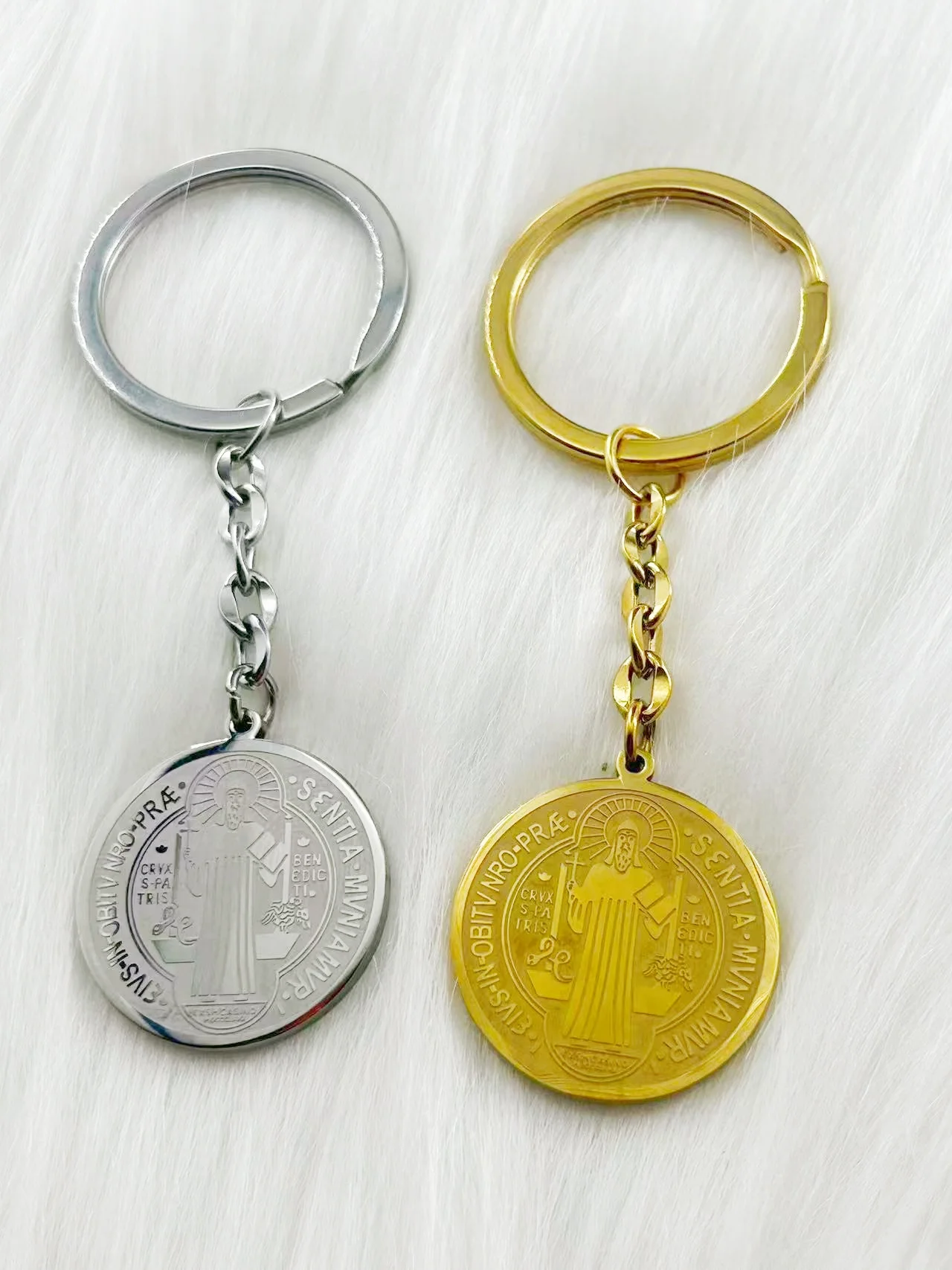WOUWU-Llavero cruzado de exorcismo de San Benito de doble cara, colgante de medalla religiosa, amuleto de protección de acero inoxidable, joyería