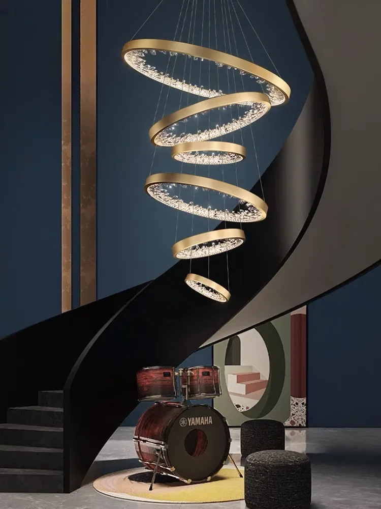 Plafonnier LED suspendu composé d'anneaux en cristal, design moderne luxueux, luminaire décoratif d'intérieur, idéal pour un salon, une villa ou des escaliers