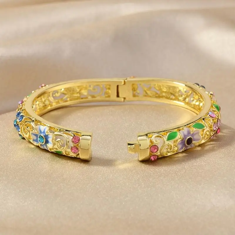 Artisanal Crafted Enamel Clovers Bracelet with Drip Oil Finish For Elegant