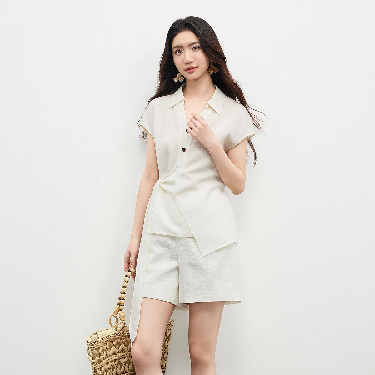 

SENTUBILA Women's Matching Sets V-neck Shirt Ramie Cotton Wide-leg Shorts 2 Piece Set 2026 Summer Commuter Suit 162ZK6058Z