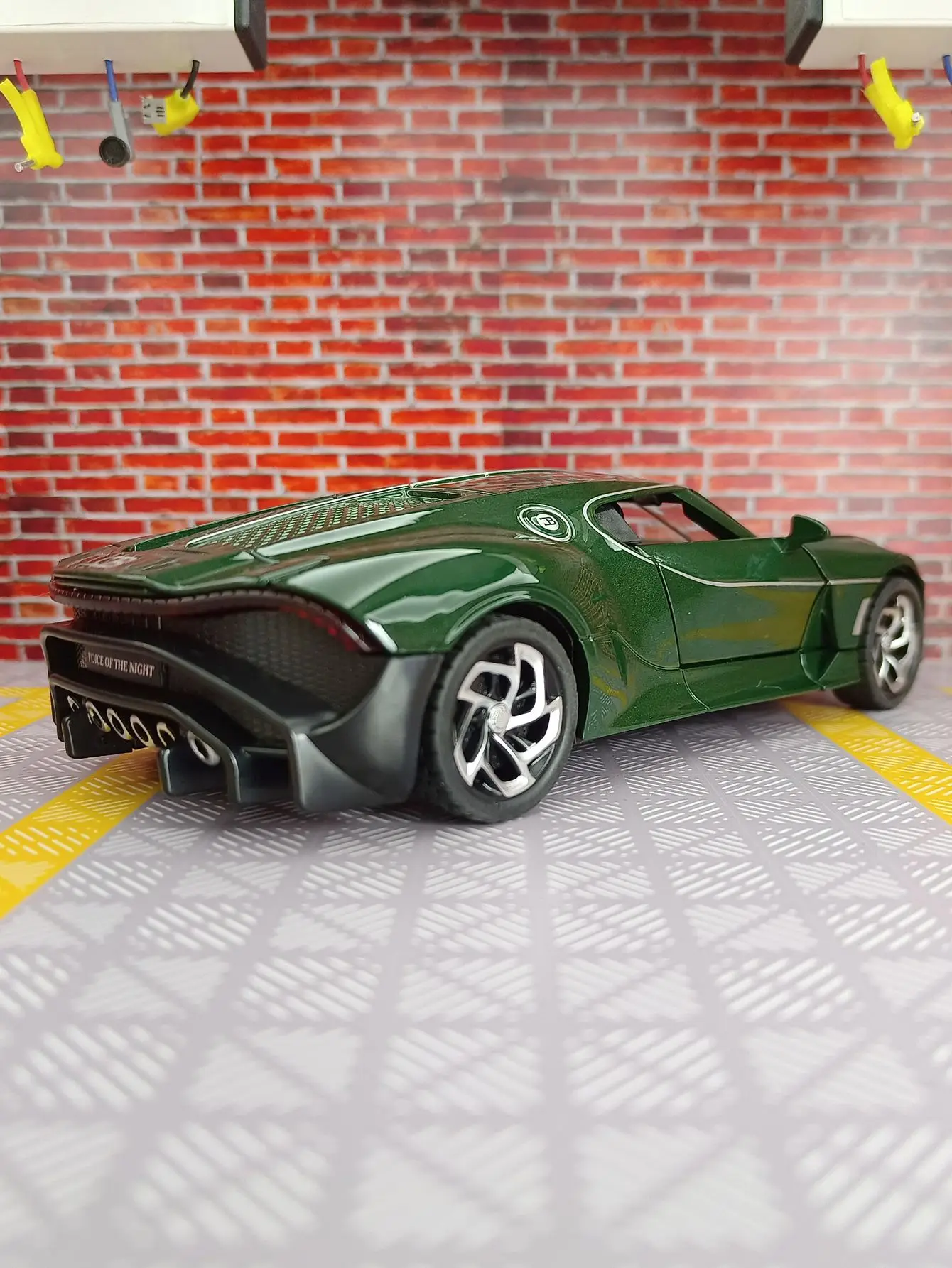 

1:24 simulation Bugatti alloy car model, doors and engine hood, trunk can be opened rich in details, finely crafted good quality