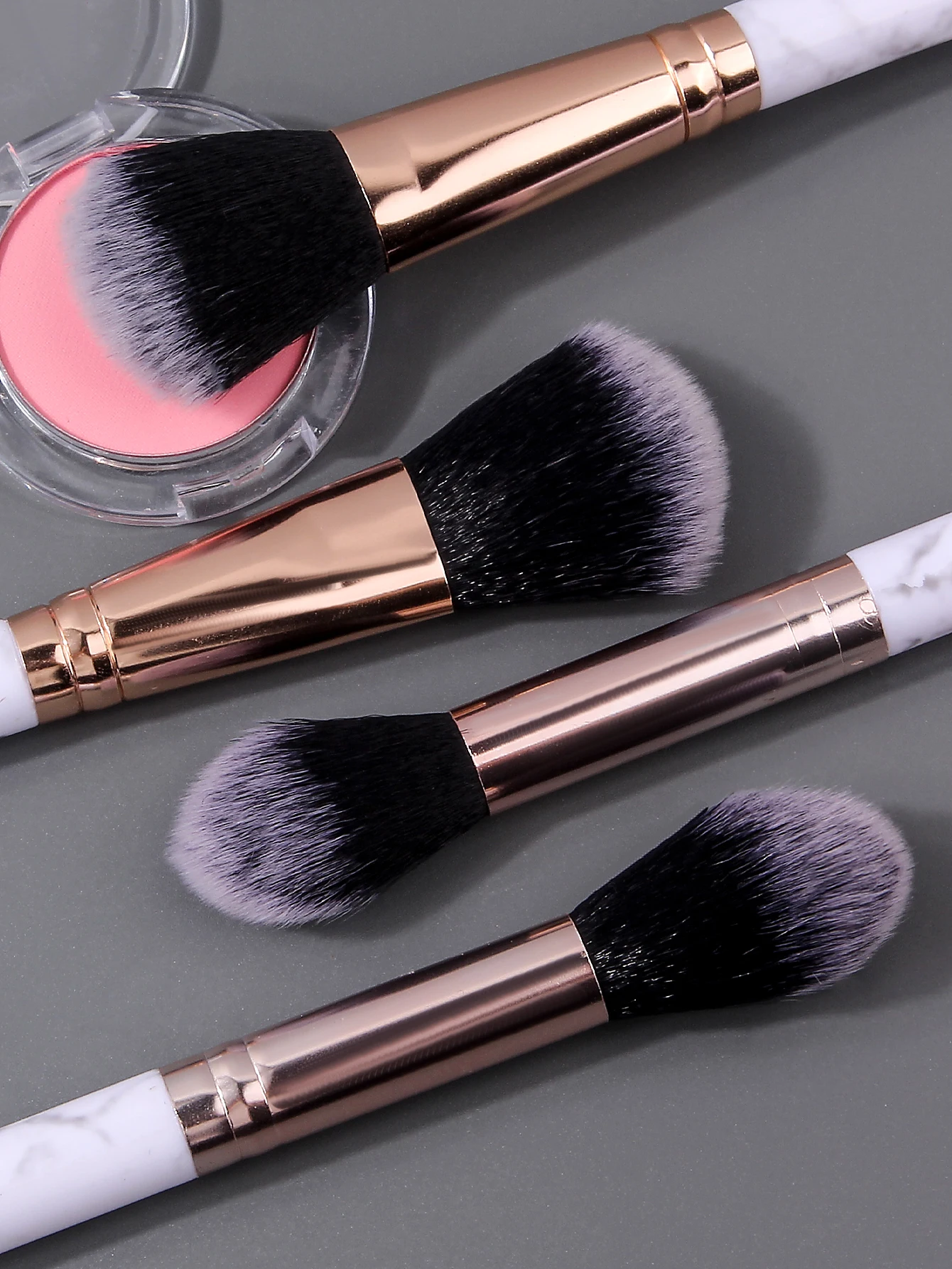 4 pièces de pinceau ample à poils souples bicolores et pinceau à blush, un outil de beauté faciale multifonctionnel et un pinceau de maquillage