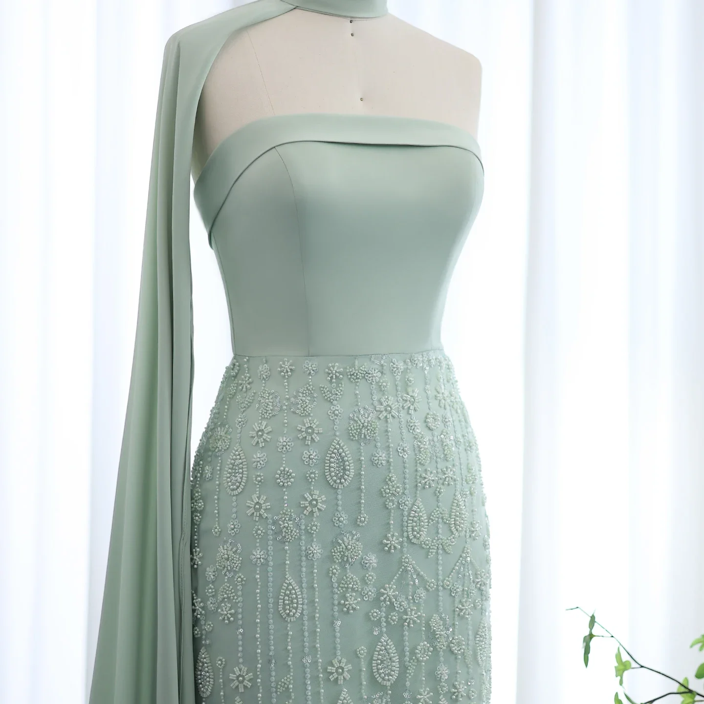 Sharon Said Arabisches Salbeigrünes Luxus-Federkleid mit Schal-Cape, trägerlos, Dubai, Damen, Hochzeitsfeier, SS014, maßgeschneidert – Detail 7