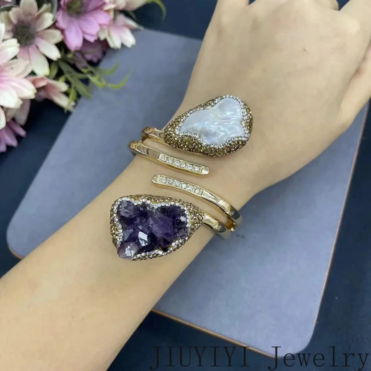 

2025 New Fashion Bracelet, with A Perfect Design Combining Crystal Raw Stones and Silver, A Must-have for Fashionable Outings.