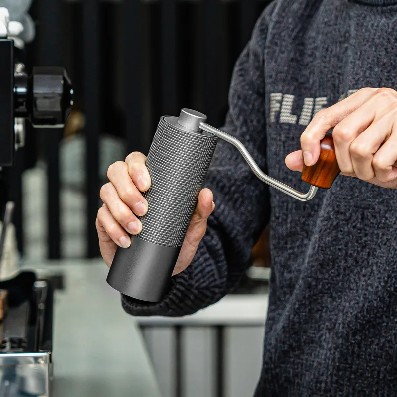 

Современная металлическая ручная кофемолка и набор горшков для совместного использования с чашкой фильтра для кемпинга на открытом воздухе и ручного шлифовального оборудования